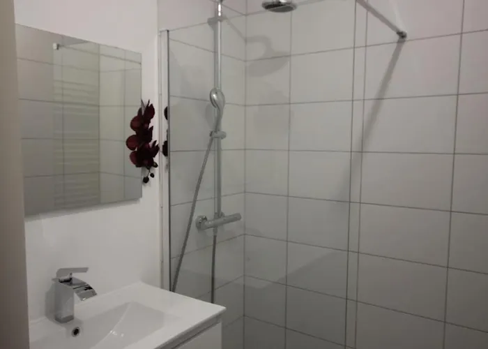 Confortable 2 Proche Du Tram شقة